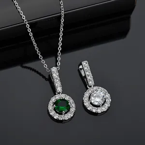 Zilverkleurige zirkonia kettinghanger set met groene en witte halo ronde stenen.