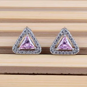 Primo piano dettagliato degli orecchini geometrici in zircone a triangolo con splendidi dettagli.