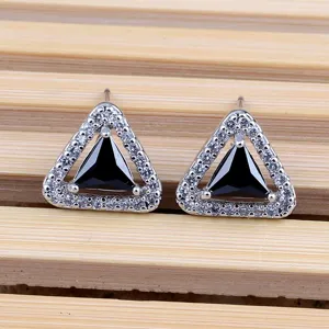 Orecchini a lobo geometrici triangolari in zirconia cubica per donne con elegante pietra nera.