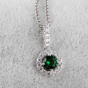 Groene zirkoon ronde hanger halsketting gedetailleerd, prachtig zilverkleurig kristal sieraden.