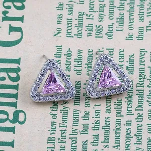 Orecchini a lobo geometrici triangolari in zirconia cubica per donna, eleganti e alla moda.