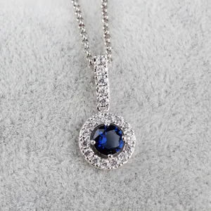 Elegante zilveren ronde blauwe steen hanger ketting met schitterende zirkonia stenen details.