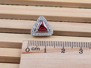 Orecchini a lobo geometrici in zircone triangolo pietra rossa dettaglio prodotto