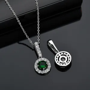 Zilverkleurige ketting met groene zirkonia halo hanger en verwisselbare reactorhanger.