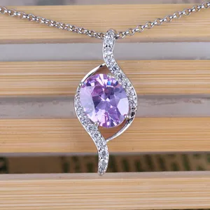Wunderschönes S-förmiges Anhänger-Detail mit violettem Zirkonia und funkelnden Zirkoniasteinen.