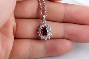 Wunderschöne ovale rote Zirkonia Anhänger Kette mit funkelnden weißen Steinen für Damen.