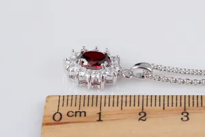 Detailaufnahme des roten Zirkon Edelstein Anhängers mit funkelnden Zirkonia Steinen.