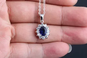 Atemberaubende blaue Zirkonia Halo Anhänger Halskette, eleganter Silberschmuck für Damen.