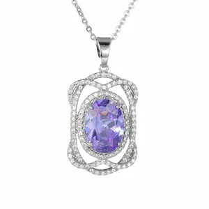 Gedetailleerde close-up van een zilverkleurige meerlaagse strass-ketting met paarse steenhanger