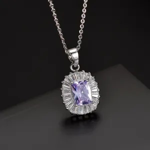 Silberfarbene Zirkonia Halskette mit violettem Hauptstein und funkelnder Diamant-Umrandung.