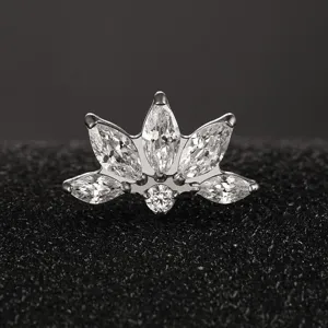 Détail de bijou de piercing en titane, design lotus cluster avec oxydes de zirconium clairs.