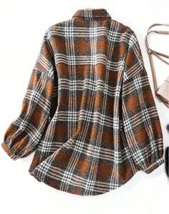 Vista dettagliata della elegante giacca camicia a quadri da donna in comodo taglio oversize.