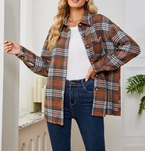 Dettagli della giacca camicia in lana a quadri casual da donna con tasche pratiche.