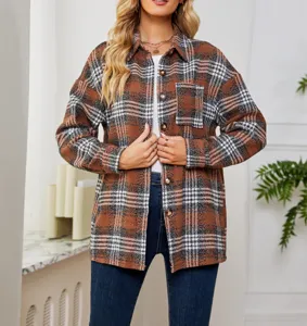 Vista dettagliata della giacca camicia in flanella a quadri marroni da donna con tasca e bottoni.