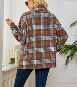 Vista posteriore del cappotto a quadri da donna, giacca in lana ampia a maniche lunghe dettaglio.