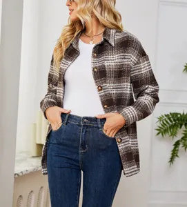 Dettaglio in primo piano della camicia giacca in flanella a quadri casual da donna.