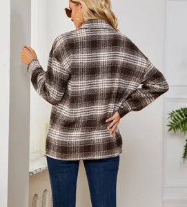 Dettaglio giacca camicia donna in lana a quadri marrone, casual ampia autunno inverno.