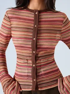 Vista detallada del cárdigan de punto para mujer a rayas multicolores con mangas acampanadas.
