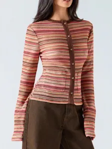 Elegante cárdigan de punto ajustado a rayas con mangas acampanadas y estilo chic.