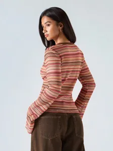 Vista detallada de un elegante top de punto a rayas con mangas largas acampanadas de moda.