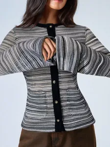 Cárdigan de punto ajustado de otoño para mujer con rayas y mangas acampanadas detalle.