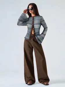 Vista detallada del cárdigan de rayas de otoño para mujer con mangas de campana slim.