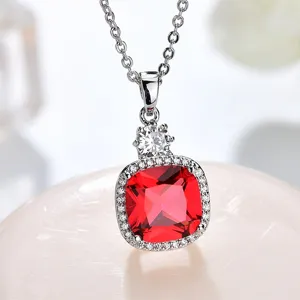 Nahaufnahme Detail der silbernen Halskette mit quadratischem roten Edelstein und Zirkonia.