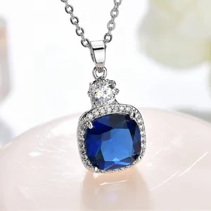 Nahaufnahme Detailansicht einer funkelnden blauen quadratischen Edelstein-Halskette mit Zirkonia.