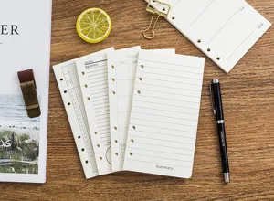 Λεπτομερής προβολή ανταλλακτικών ημερολογίου Α6 με έξι κρίκους και πολλαπλά σχέδια σημειώσεων.