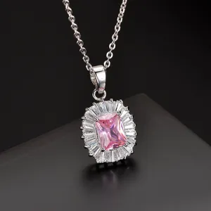 Nahaufnahme der rosafarbenen Zirkonia Halskette mit glänzender silberner Kette und Steinen.