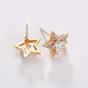 Close-up detailopname van gouden ster oorknopjes met schitterende zirkoon kristallen voor dames.