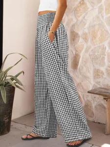 Casual high-waisted wide-leg pants in black and white check with comfortable elastic waistline.