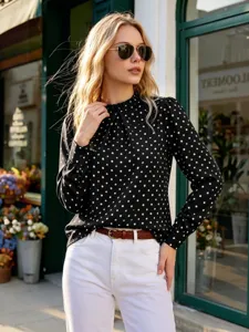 Schwarze und weiße Polka-Dot-Langarm-Chiffonbluse mit Stehkragen. Elegantes Modetop für Damen.