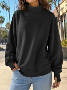 Vista dettagliata della felpa nera da donna con collo alto e fori per pollice in stile casual.