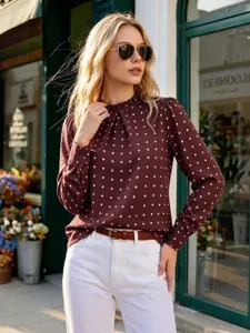 Elegante langärmelige Chiffonbluse mit Pünktchenmuster, Rundhalsausschnitt und Falten.