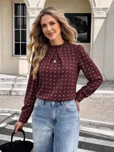 Detailansicht der langarmigen Damen Bluse mit Polka Dot Muster und Rüschenkragen in Weinrot.