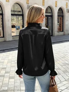 Μαύρο σατέν γυναικείο πουκάμισο μακριού μανικιού με βολάν, κομψή λεπτομέρεια πίσω όψης.