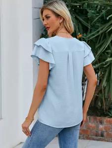 Vue arrière d'un chemisier bleu clair à col en V et manches à volant en tissu plissé chic.