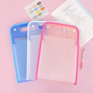Cartella a soffietto A4 con manico e 13 tasche per organizzare documenti e compiti scolastici.