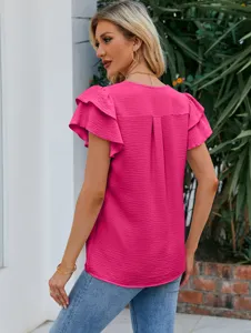 Détail du dos de chemisier mousseline col V manches courtes volants pour femme rose vif.