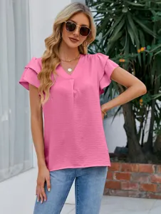 Vue détaillée d'un élégant chemisier en mousseline rose à col V et manches courtes chic.