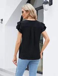 Chemisier femme d'été manches courtes en mousseline avec volants et col V élégant.