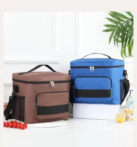 Detailed view of portable insulated lunch bags with thick aluminum foil lining, dual zippers.