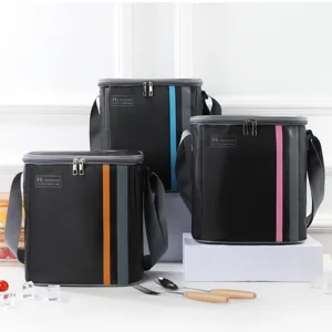 Insulated lunch bag detail showcasing thick oxford cloth and foil lining for daily meals.