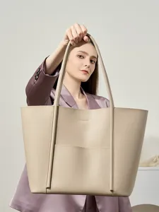 Elegante bolso tote de cuero para mujer, gran capacidad y práctico bolso de hombro beige.