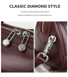 Detailfoto's van de bordeauxlederen handtas met fijne stiksels en zilveren hardware.
