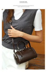 Minimalistische schoudertas van echt leer, elegante cilindrische handtas voor dames gebruik.