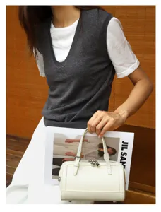 Minimalistische witte echt lederen handtas detail, elegante schoudertas voor dames.