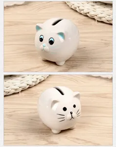 Nahaufnahme Detailansicht des süßen Keramik Katze Sparschweins mit glattem runden Design.