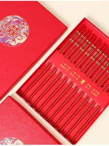 Traditionelles rotes Hochzeits-Essstäbchen-Set in edler Geschenkbox mit Glücksdekor.